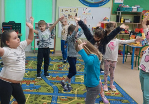 Żabki tańczą do piosenki Puszek Okruszek.