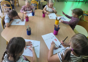 Motylki kolorują pieski.