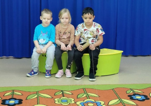 Motylki przeciągają kości.