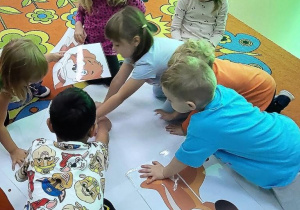 Dzieci układają pieski.