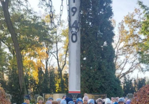 Przedszkolaki na Cmentarzu Wojennym.