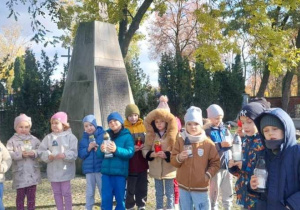 Żabki ze zniczami dla poległych żołnierzy.
