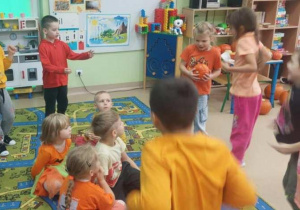 Zabawy muzyczne z dynią.