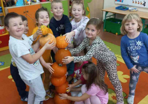 Dzieci układają Dyniową wieżę.