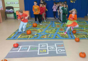 Dziewczynki pokonują dyniowy slalom.