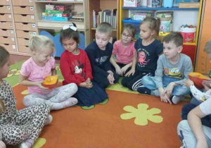 Dzieci z grupy Wiewiórki oglądają wnętrze dyni.