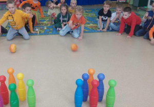 Żabki grają w kręgle.