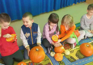 Dzieci z grupy Żabki oglądają wnętrze dyni.