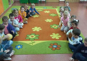 Podaj dynię- zabawa ruchowa.