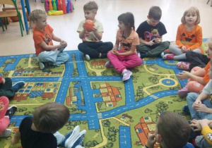 Zabawa muzyczno-ruchowa-podaj dynię.