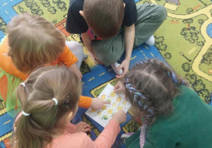 Żabki układają sudoku.