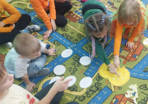 Dzieci przeliczają pestki dyni.