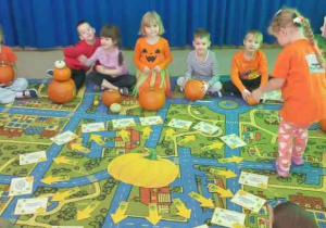 Dziewczynka układa ciekawostkę o dyni.