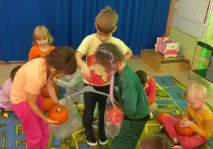 Dzieci porównują ciężar dyń.