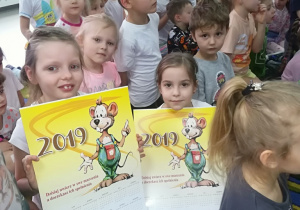Dzieci pokazują kalendarze z bohaterem bajki.