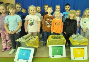 Przedszkolaki prezentują kosze z prawidłowo posegregowanymi odpadami.