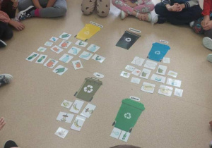 Dzieci segregują śmieci.