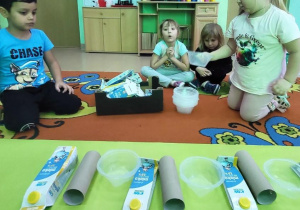 Dzieci prezentują ułożony rytm matematyczny z wykorzystaniem odpadów.