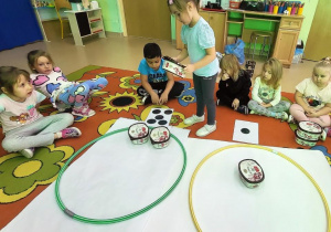 Dziewczynka liczy plastikowe pudełka w zbiorze.