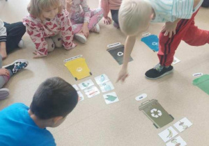 Dzieci segregują śmieci.