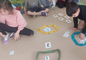 Przedszkolaki przeliczają śmieci.