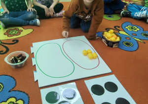 Przedszkolaki porównują zbiory.