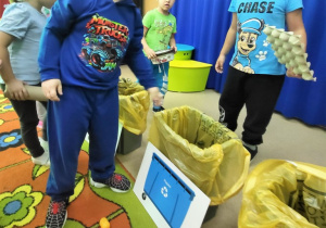 Chłopcy segregują odpady.