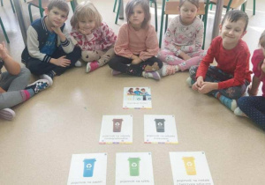 Dzieci poznają sposoby segregacji śmieci.