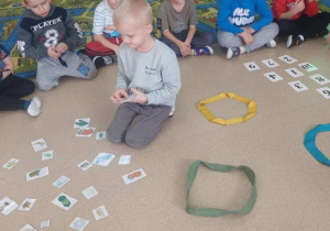 Chłopiec segreguje śmieci.