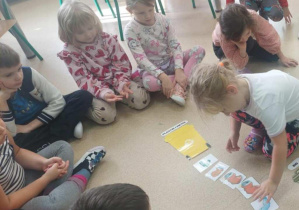 Dziewczynka przelicza śmieci.