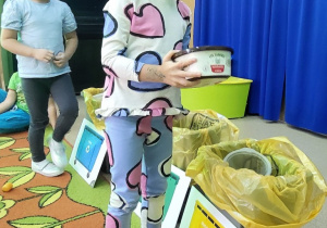 Dziewczynki segregują odpady.