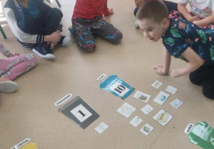 Chłopiec przelicza śmieci.