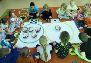 Dziewczynka liczy plastikowe pudełka w zbiorze.