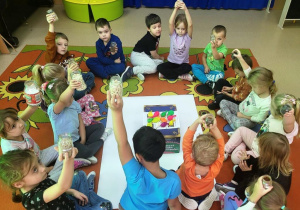 Motylki prezentują słoiki wypełnione różnorodnymi produktami.