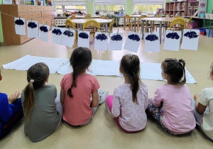 Dzieci obserwują wykonane chmury.