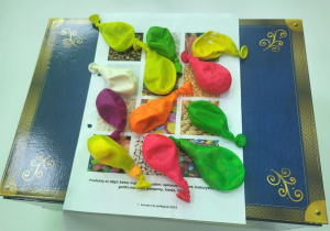 Balony wypełnione różnymi produktami.