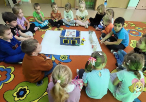 Dzieci słuchają instrukcji do wykonania zadania.
