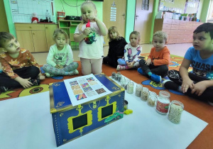 Dziewczynka za pomocą zmysłu dotyku określa co znajduje się w balonie.