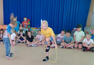 Dzieci skaczą na skakance podczas wyprawy na Księżyc.