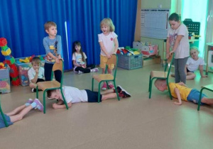 Podróż przez Dżunglę-tropienie zwierząt-czołganie się pod niskimi przeszkodami