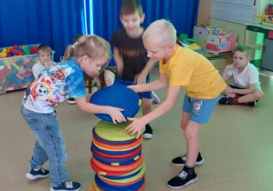 Budowanie igloo z poduszek.