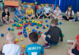 Zbieranie próbek Księżycowych-zbieranie piłeczek rozmieszczonych po sali