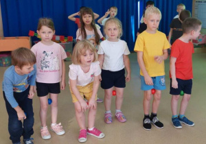 Zabawa w pingwiny-Chodzenie z piłeczką między kolanami,starając się nie upuścić