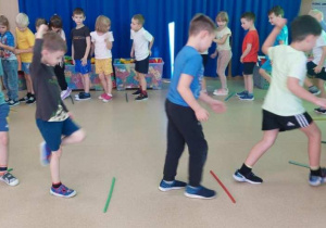 Spacer po Księżycu-chodzenie z wysokim unoszeniem kolan i ramion przez tor przeszkód.