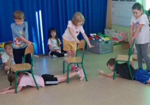 Podróż przez Dżunglę-tropienie zwierząt-czołganie się pod niskimi przeszkodami