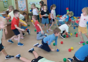 Zbieranie próbek Księżycowych-zbieranie piłeczek rozmieszczonych po sali