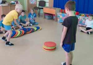 Budowanie igloo z poduszek.