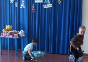 Chłopcy zostawiają swój but w koszyku.