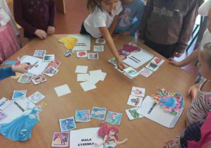 Dziewczynka dopasowuje atrybut do postaci z baśni.