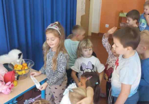 Dziewczynka otwiera niespodziankę z zagadką.